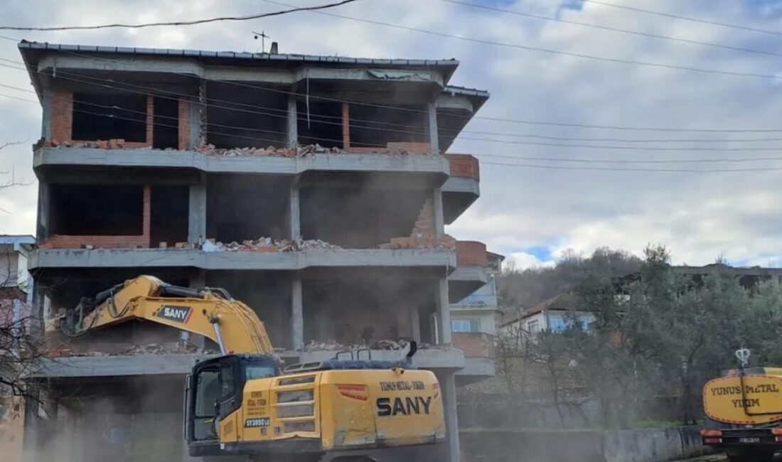 Kocaeli'ne bağlı Gölcük Belediyesi, Hisareyn merkezde bulunan depreme dayanıksız olduğu