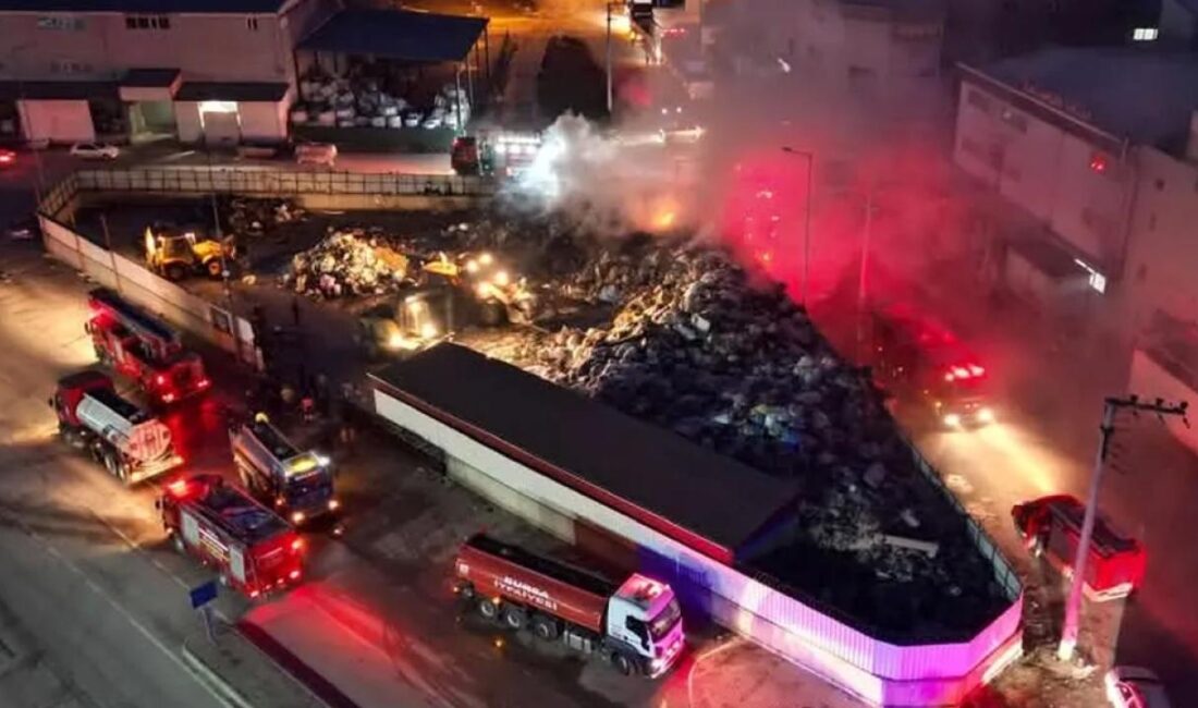 Bursa'nın İnegöl ilçesinde endüstriyel toplama merkezinde çıkan yangın, yoğun çalışma