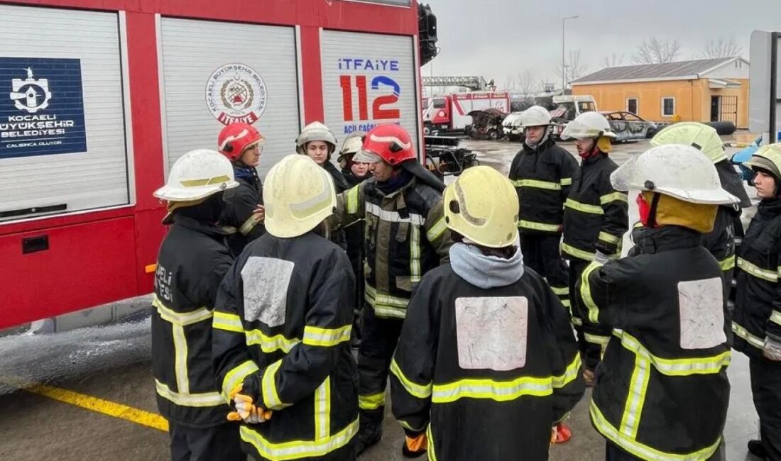 Kocaeli İtfaiyesi, Yeditepe Üniversitesi Arama Kurtarma Kulübü öğrencilerine gönüllü itfaiyecilik